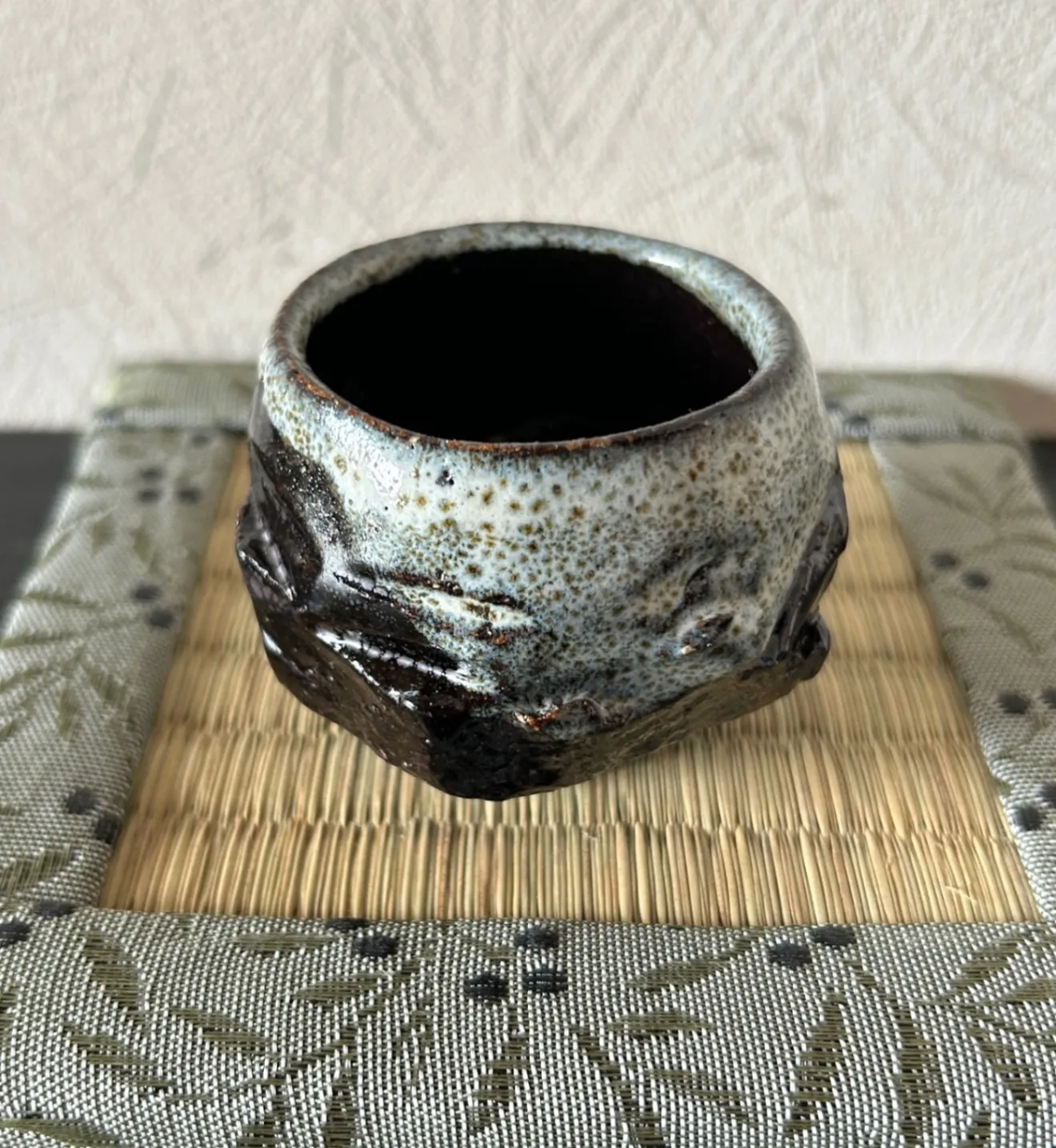 手捻り 油滴天目 白萩 ぐい呑み 雪と溶岩が出会う一点物 湯呑み 受賞