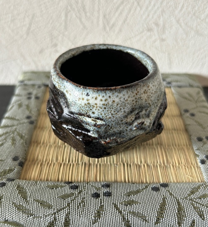 手捻り 油滴天目 白萩 ぐい呑み 雪と溶岩が出会う一点物 湯呑み 受賞作家作品 器