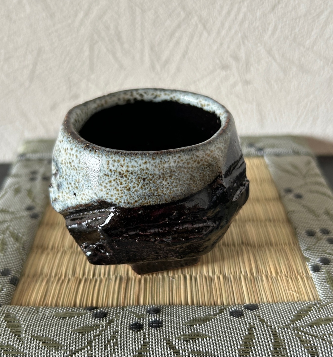 手捻り 油滴天目 白萩 ぐい呑み 雪と溶岩が出会う一点物 湯呑み 受賞作家作品 器