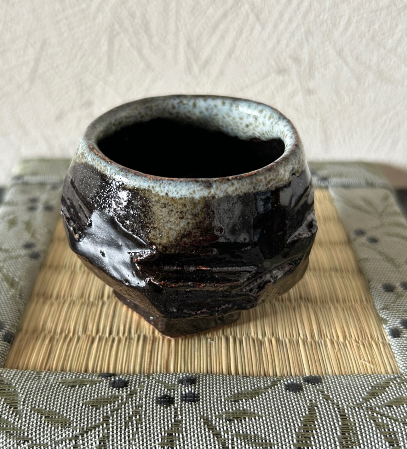 手捻り 油滴天目 白萩 ぐい呑み 雪と溶岩が出会う一点物 湯呑み 受賞作家作品 器
