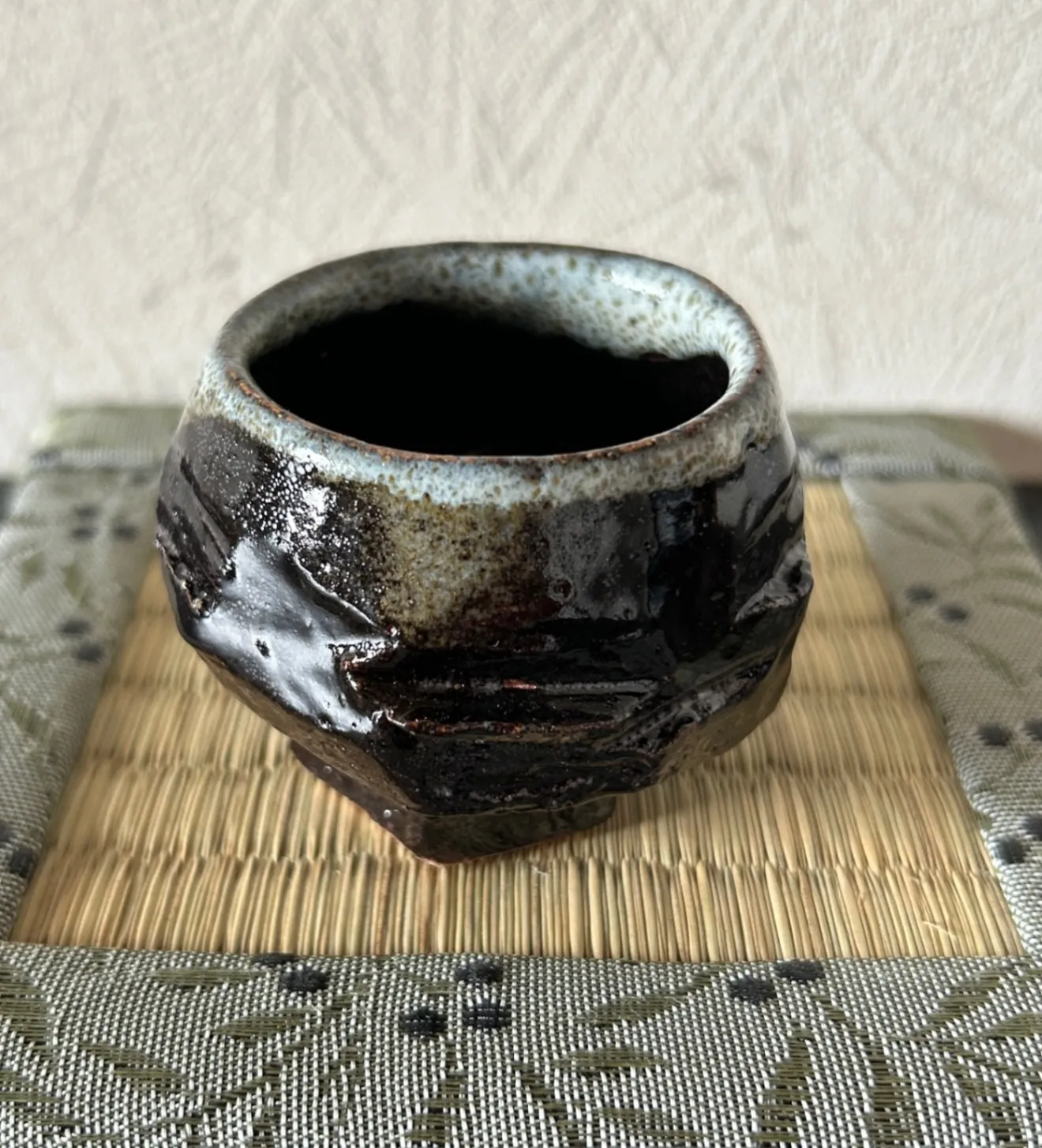 手捻り 油滴天目 白萩 ぐい呑み 雪と溶岩が出会う一点物 湯呑み 受賞作家作品 器【父の日ギフト】