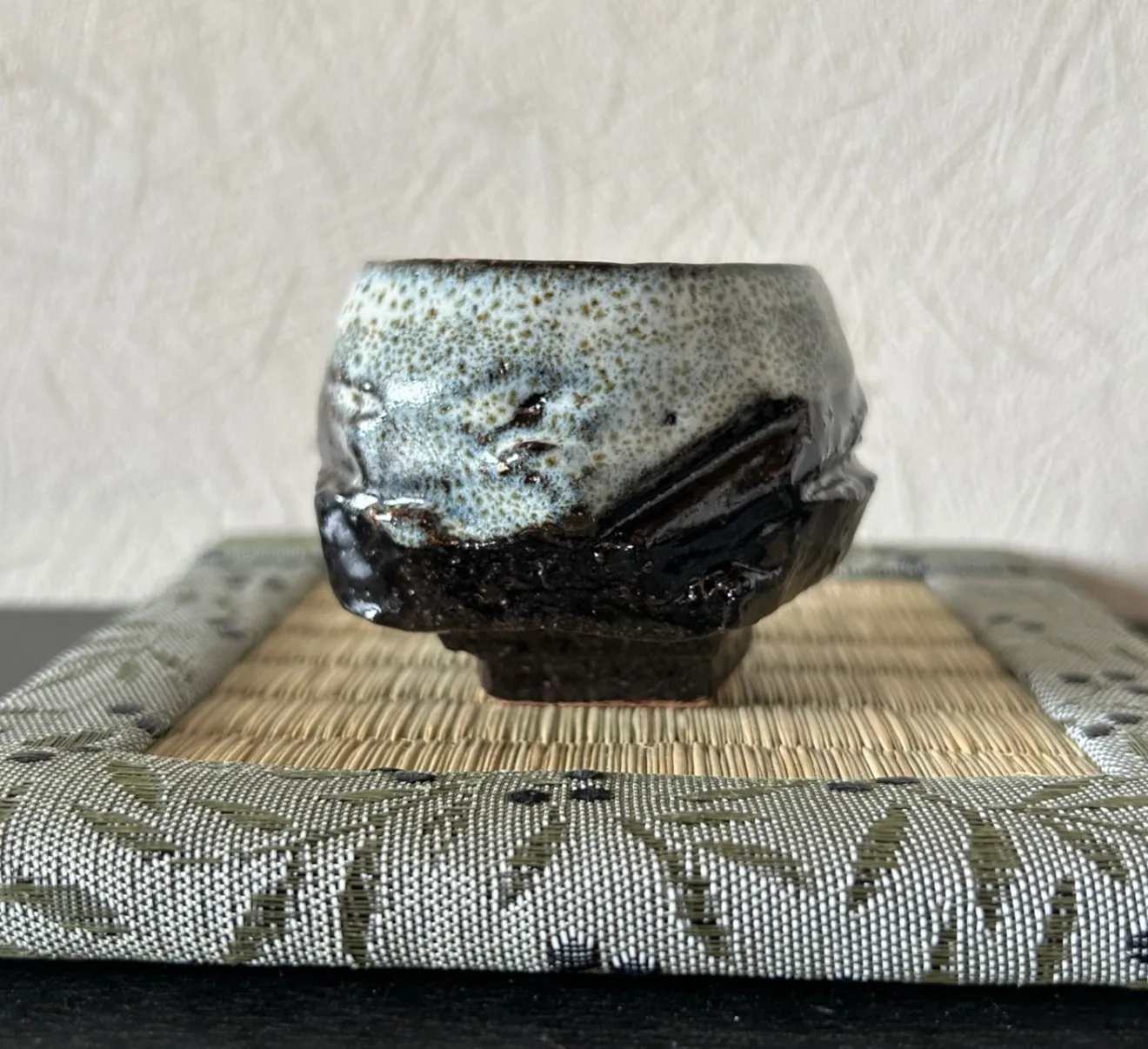 手捻り 油滴天目 白萩 ぐい呑み 雪と溶岩が出会う一点物 湯呑み 受賞作家作品 器【父の日ギフト】