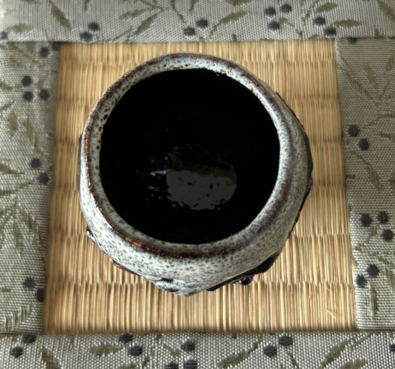 手捻り 油滴天目 白萩 ぐい呑み 雪と溶岩が出会う一点物 湯呑み 受賞作家作品 器