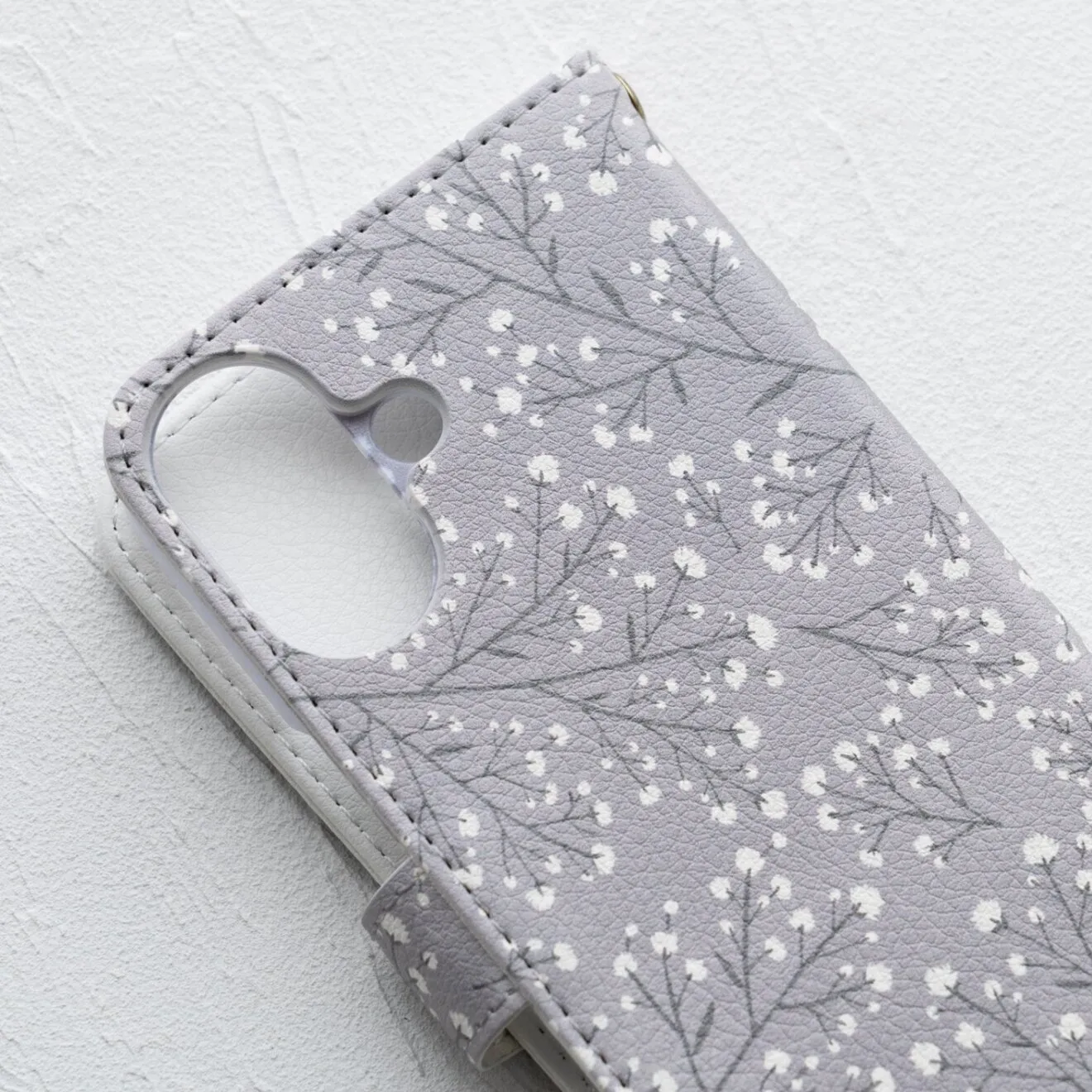 見るたび癒される ˖⁺かすみ草柄の手帳型スマホケース iPhone対応