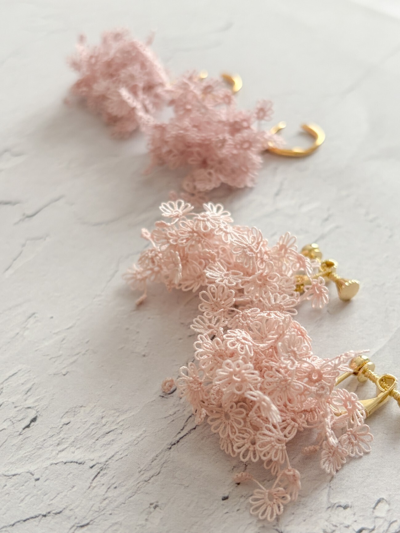 【ハンドメイド・草木染・手染め】アボカドピンクの耳飾り（さくら色）／パーツ変更対応します✨️
