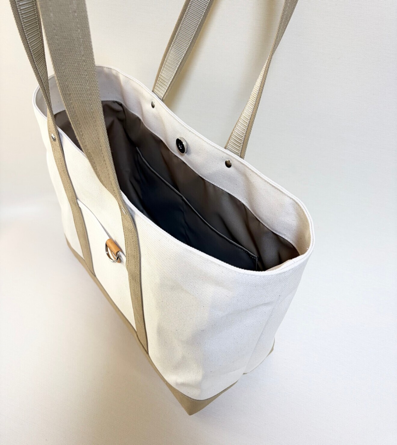 大きめトートバッグ 厚手の８号帆布使用 A４対応　肩掛けもできるので通勤・通学・お稽古バッグとしても