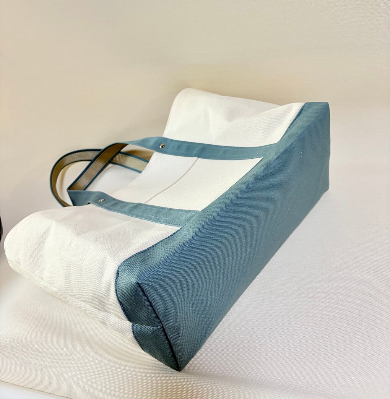 大きめトートバッグ 厚手の８号帆布使用 A４対応　肩掛けもできるので通勤・通学・お稽古バッグとしても