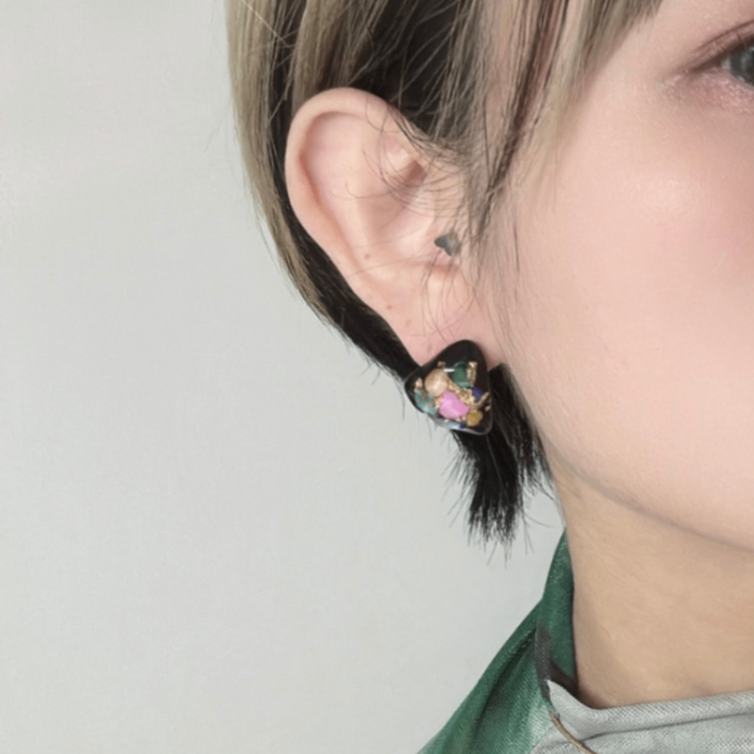 ピアス イヤリング 個性が輝く カラフル シェル ｜SAZARE BLACK triangle