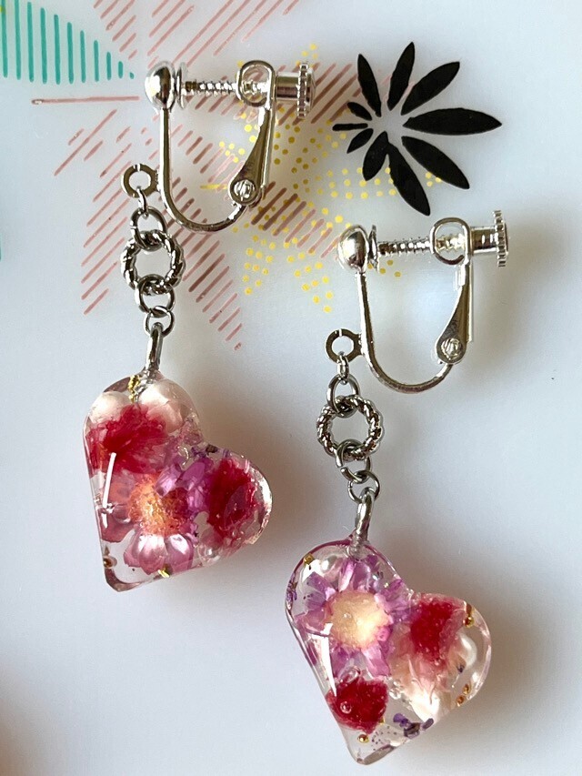 ゆらゆらハート❤️ドライフラワー入イヤリング／フックピアス【リベポ払い歓迎🎉】