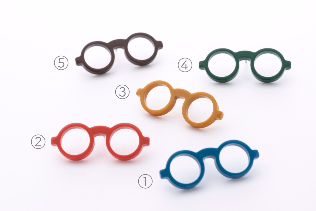 胸元にメガネを。鯖江が生んだ小さな個性派ピンズ