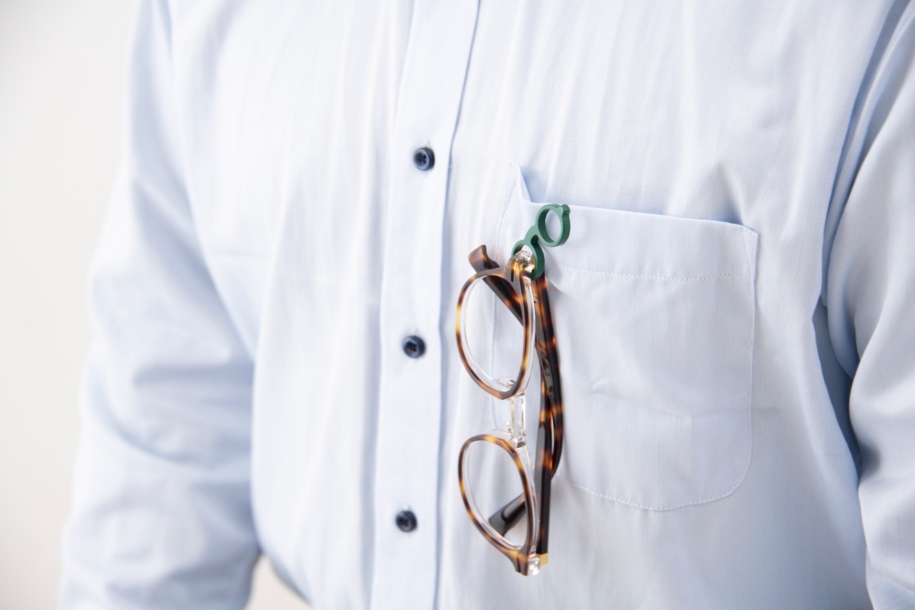 胸元にメガネを。鯖江が生んだ小さな個性派ピンズ