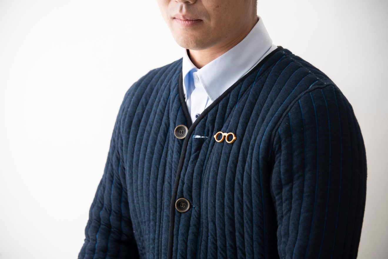 胸元にメガネを。鯖江が生んだ小さな個性派ピンズ