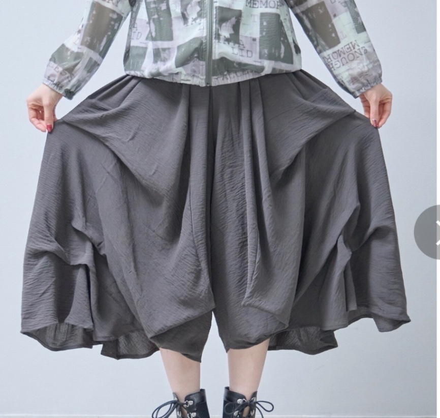 フリル　ワイドパンツ　モードスタイル
グレー　ゴム　高見え