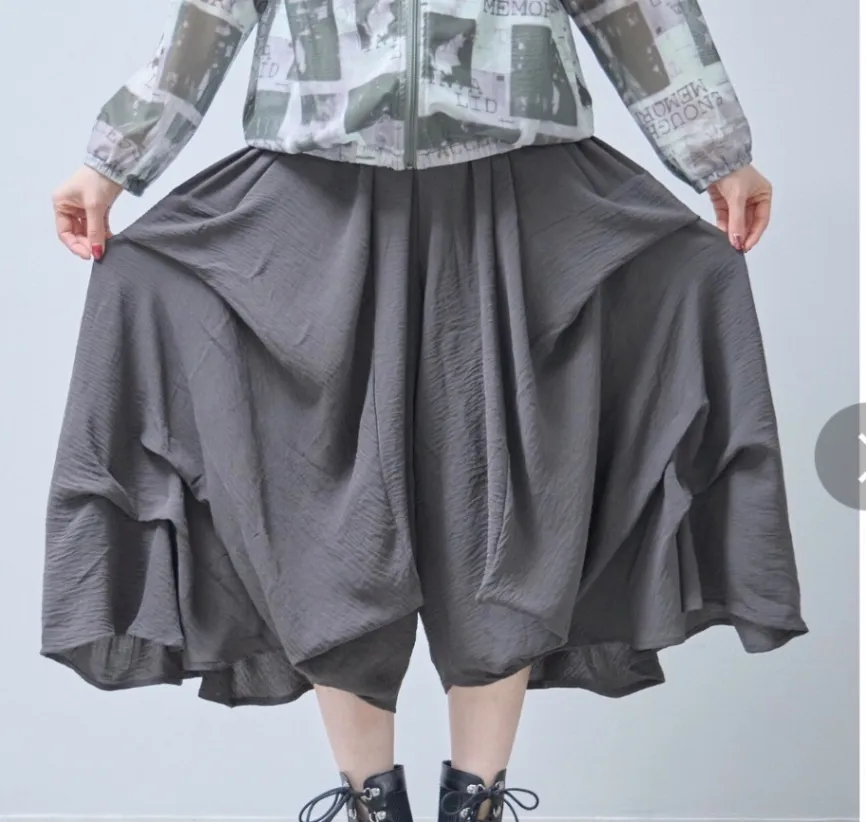 着るだけでおしゃれ!フリル　ワイドパンツ　モードスタイル
グレー　ウェストゴム　高見え