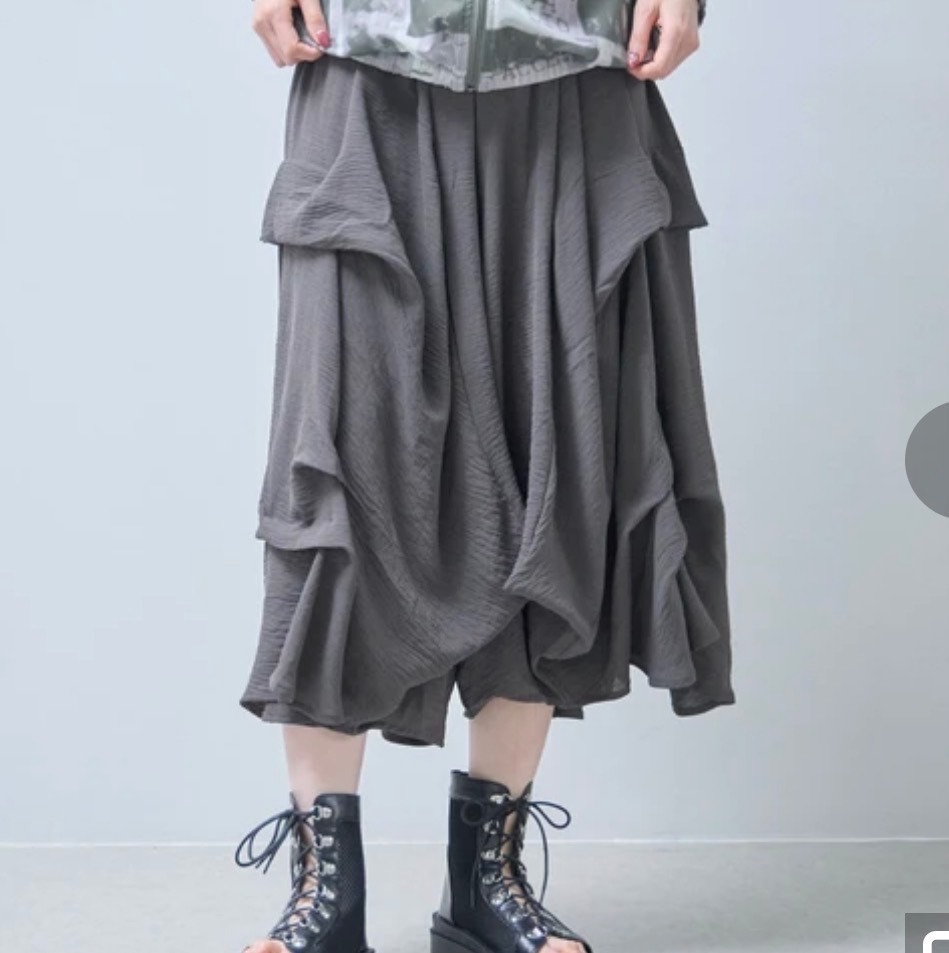 フリル　ワイドパンツ　モードスタイル
グレー　ゴム　高見え