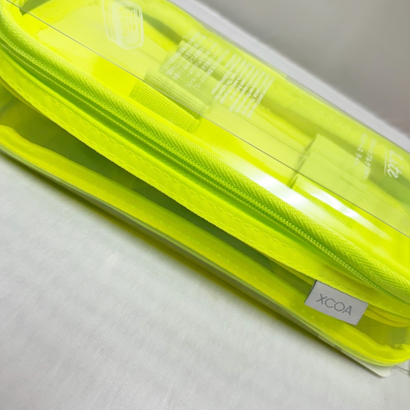 リバーシブルクリヤーペンケース　ライト〈ネオンイエロー〉