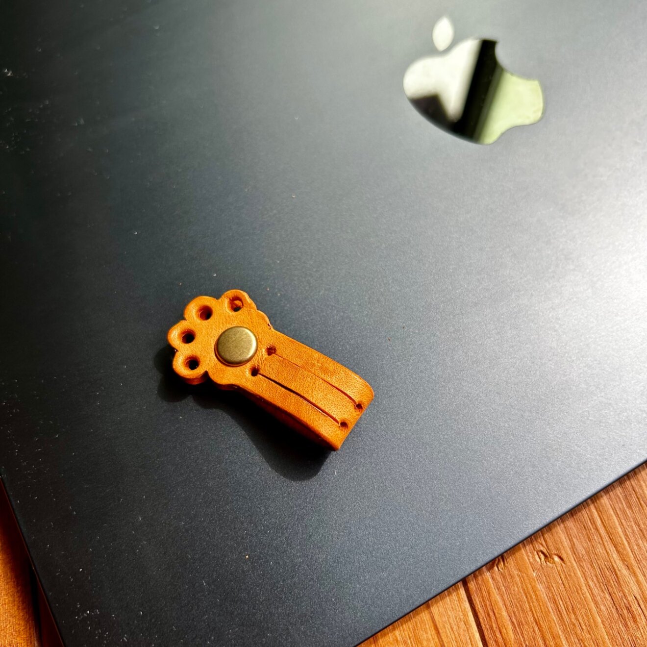 2つセット【長めコード対応】なくさない本革にゃんこ肉球コードクリップ｜少し長めもすっきり