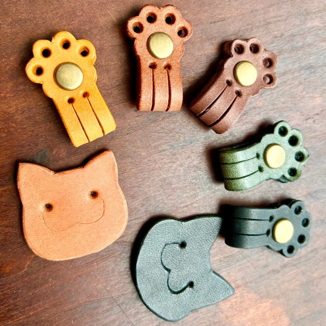 【ハロウィン】なくさない本革にゃんこ肉球コードクリップ🐾 少し長めもすっきり 全5色　【２つセット