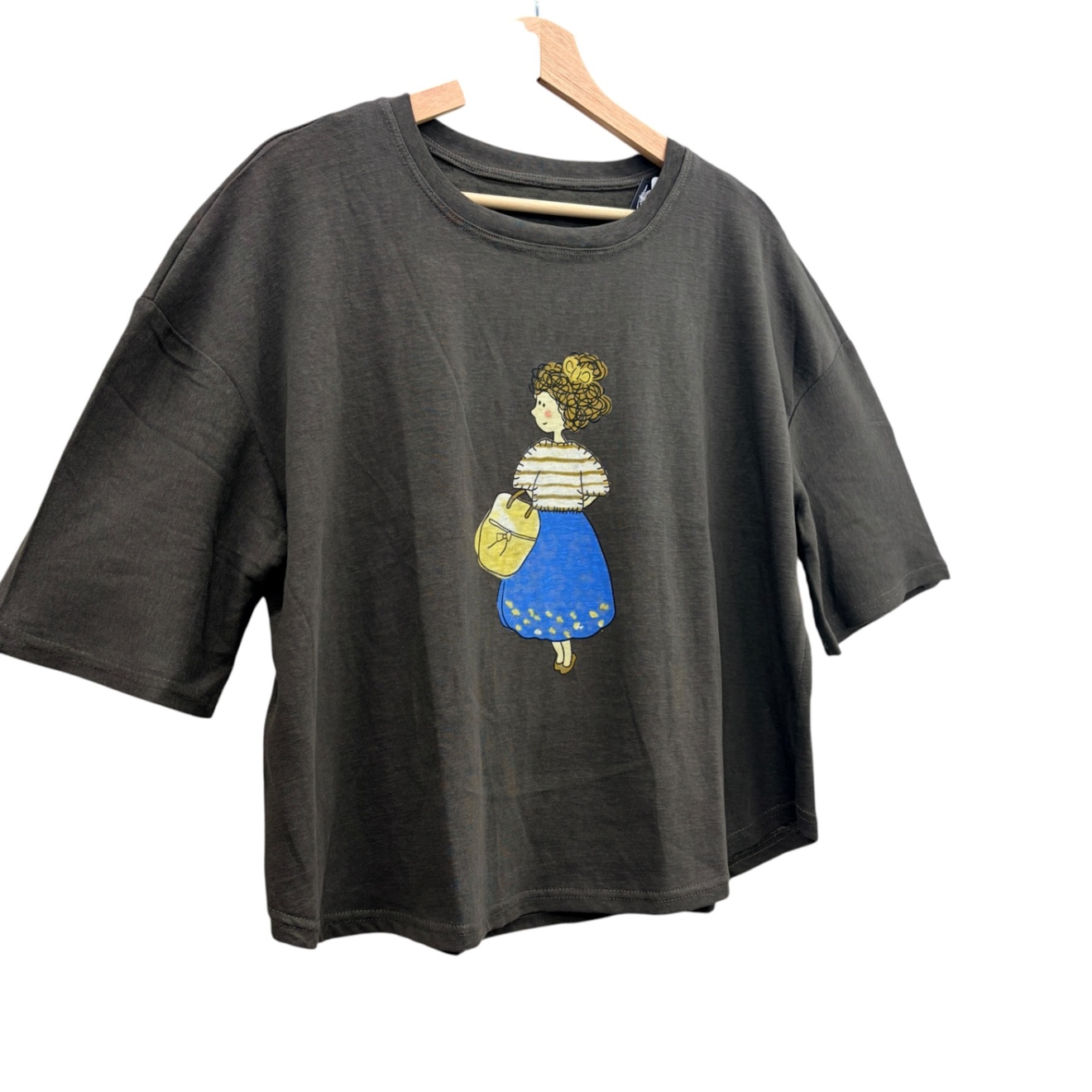 【ゆるっと着れる】
イラストプリント コットンTシャツ
綿100％ 
ゆったり 五分袖 カーキ 