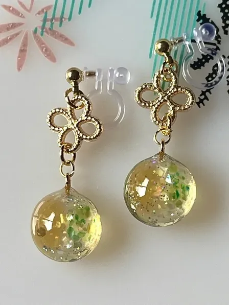 ノンホールピアス🌸四つ葉チャームと黄✖️緑【リベポ払い歓迎🎉】