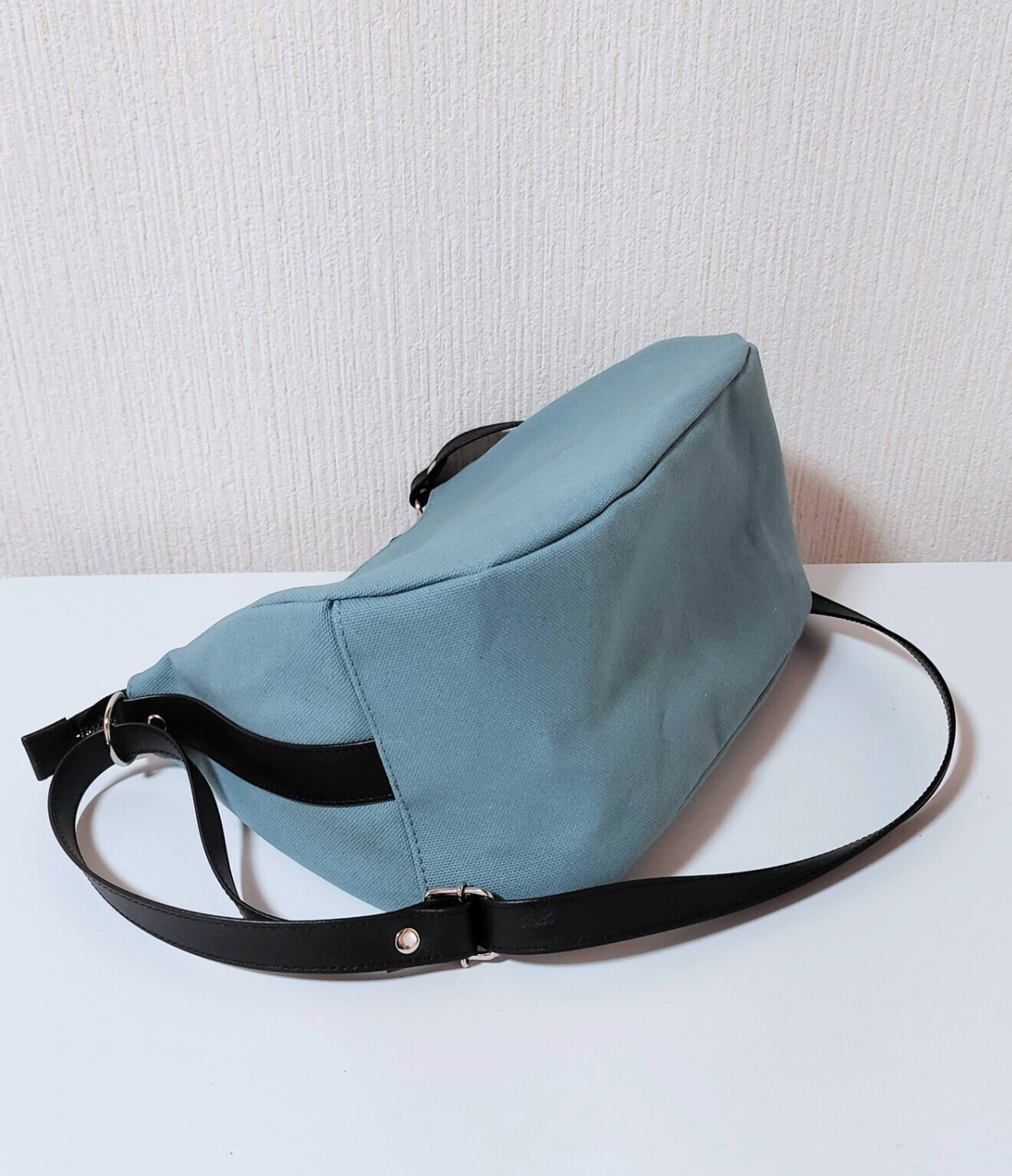コロンと可愛い 帆布のマチ広ショルダーバッグ　ブルーグレー帆布×PVCダークブラウンベルト