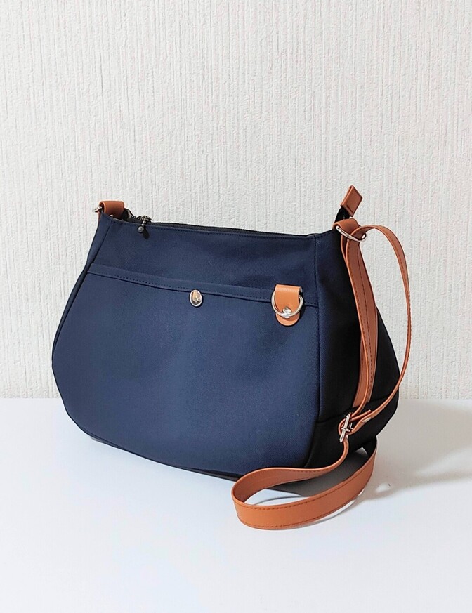 コロンと可愛い 帆布のマチ広ショルダーバッグ　ネイビー帆布×PVCキャメルベルト