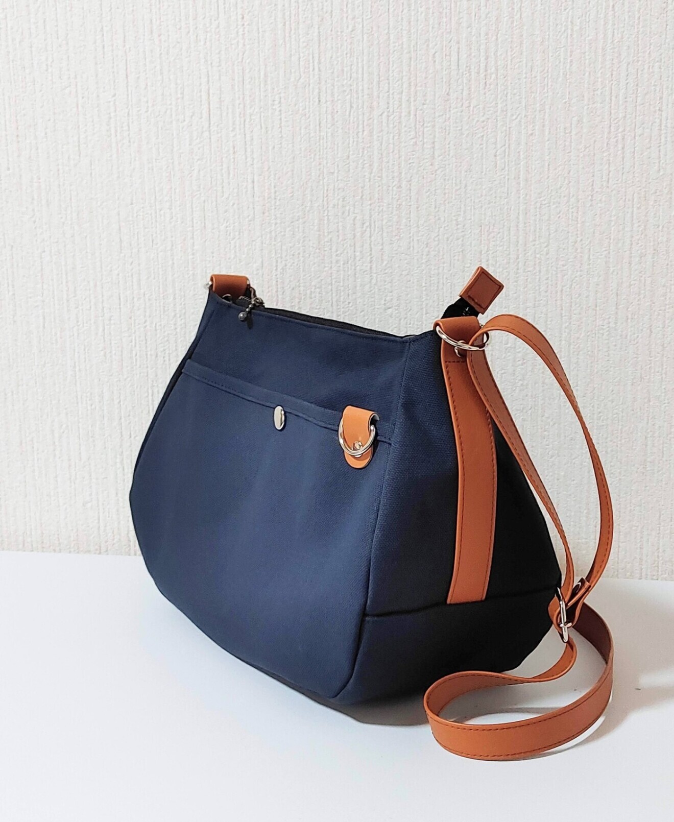 コロンと可愛い 帆布のマチ広ショルダーバッグ　ネイビー帆布×PVCキャメルベルト