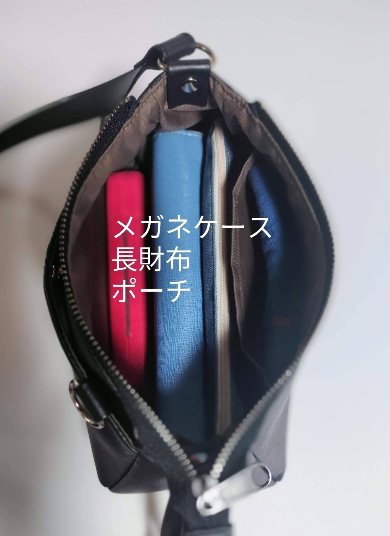 コロンと可愛い 帆布のマチ広ショルダーバッグ　ネイビー帆布×PVCキャメルベルト