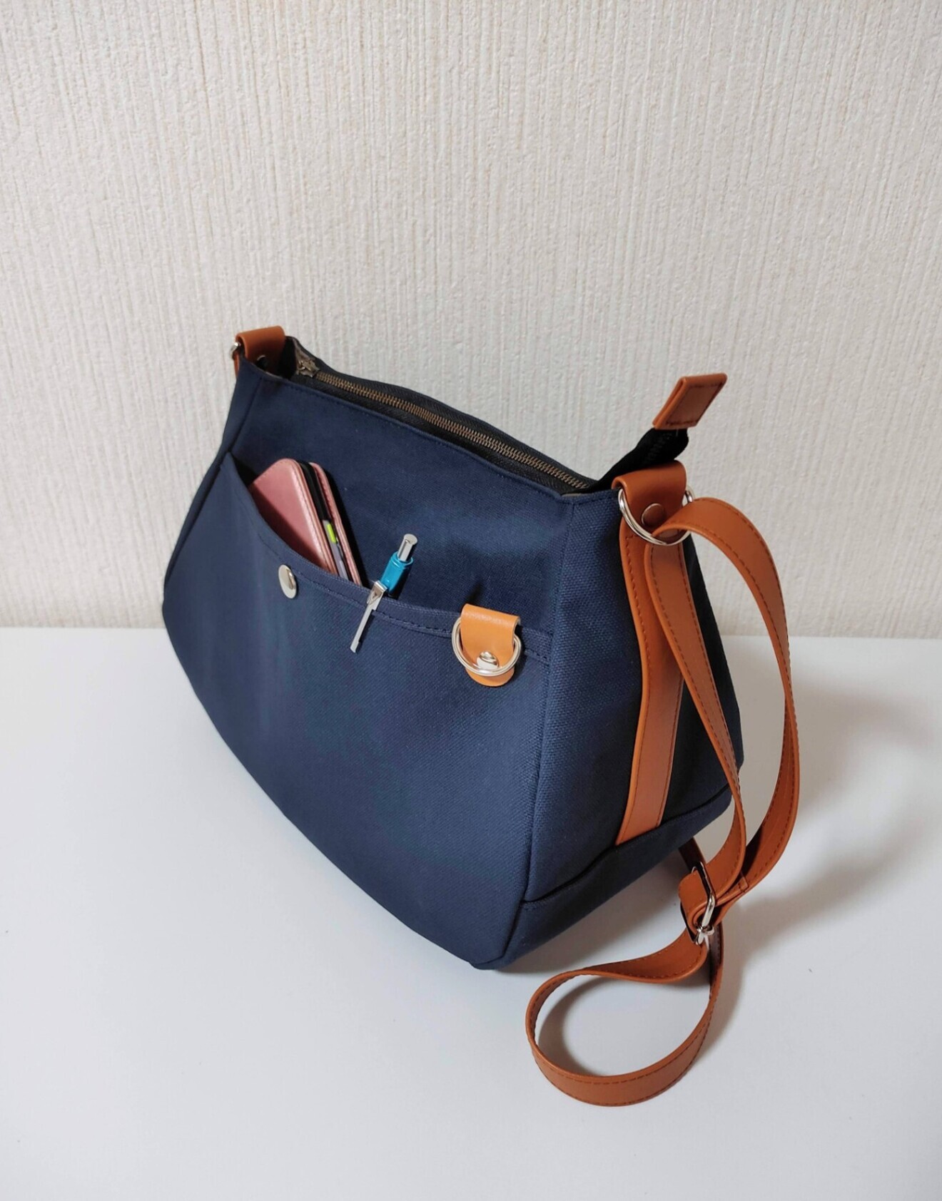 コロンと可愛い 帆布のマチ広ショルダーバッグ　ネイビー帆布×PVCキャメルベルト