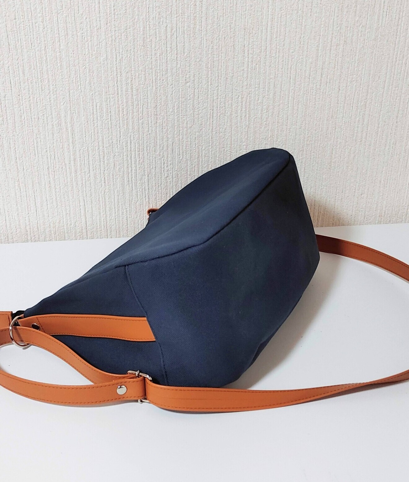 コロンと可愛い 帆布のマチ広ショルダーバッグ　ネイビー帆布×PVCキャメルベルト