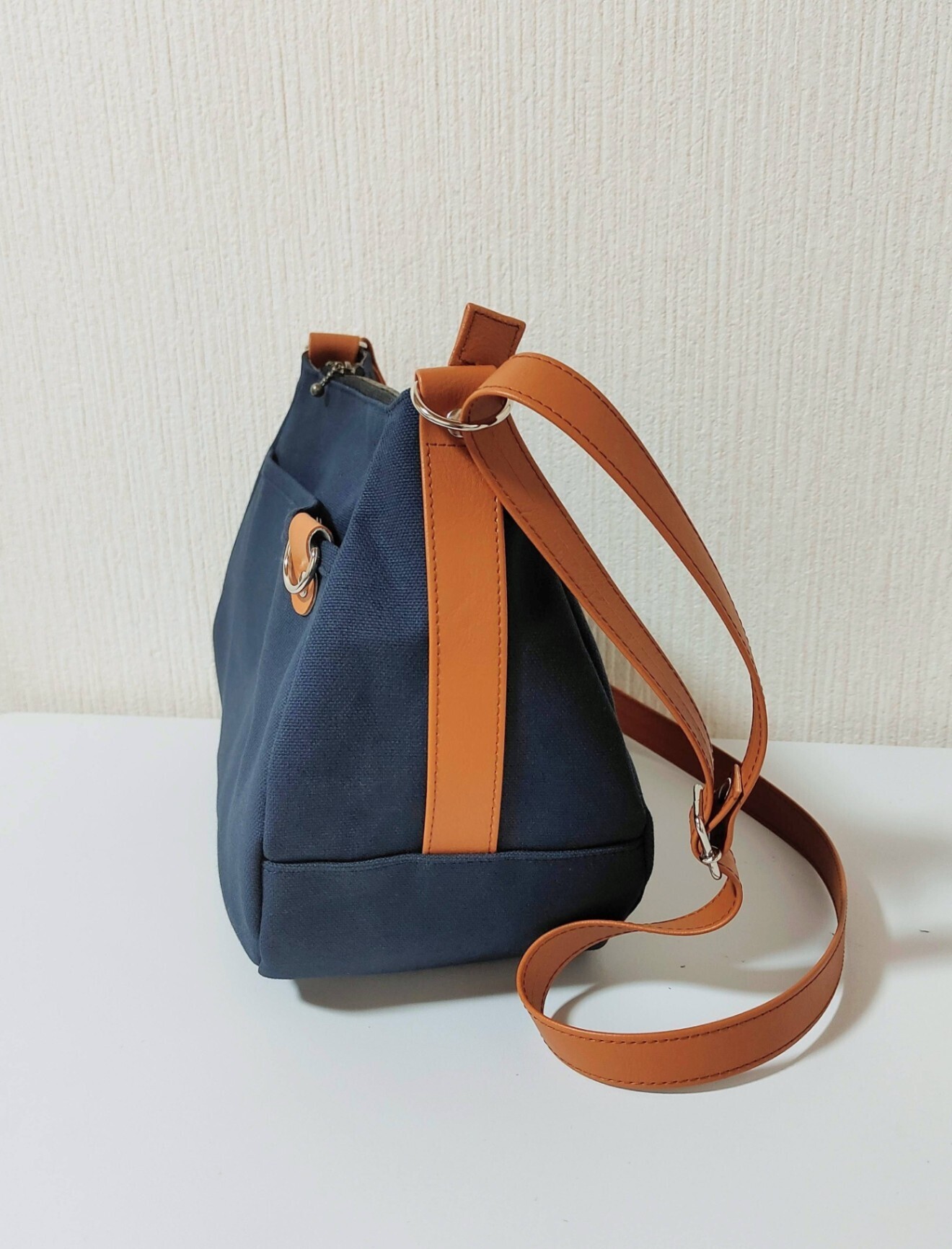 コロンと可愛い 帆布のマチ広ショルダーバッグ　ネイビー帆布×PVCキャメルベルト