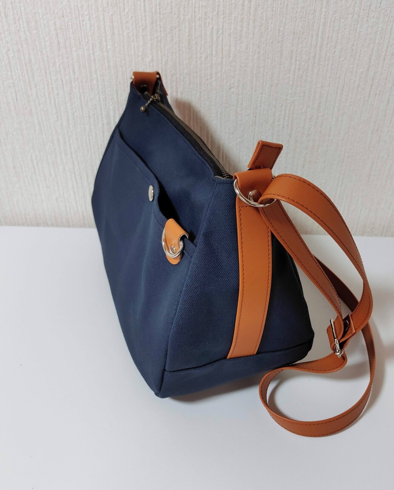 コロンと可愛い 帆布のマチ広ショルダーバッグ　ネイビー帆布×PVCキャメルベルト