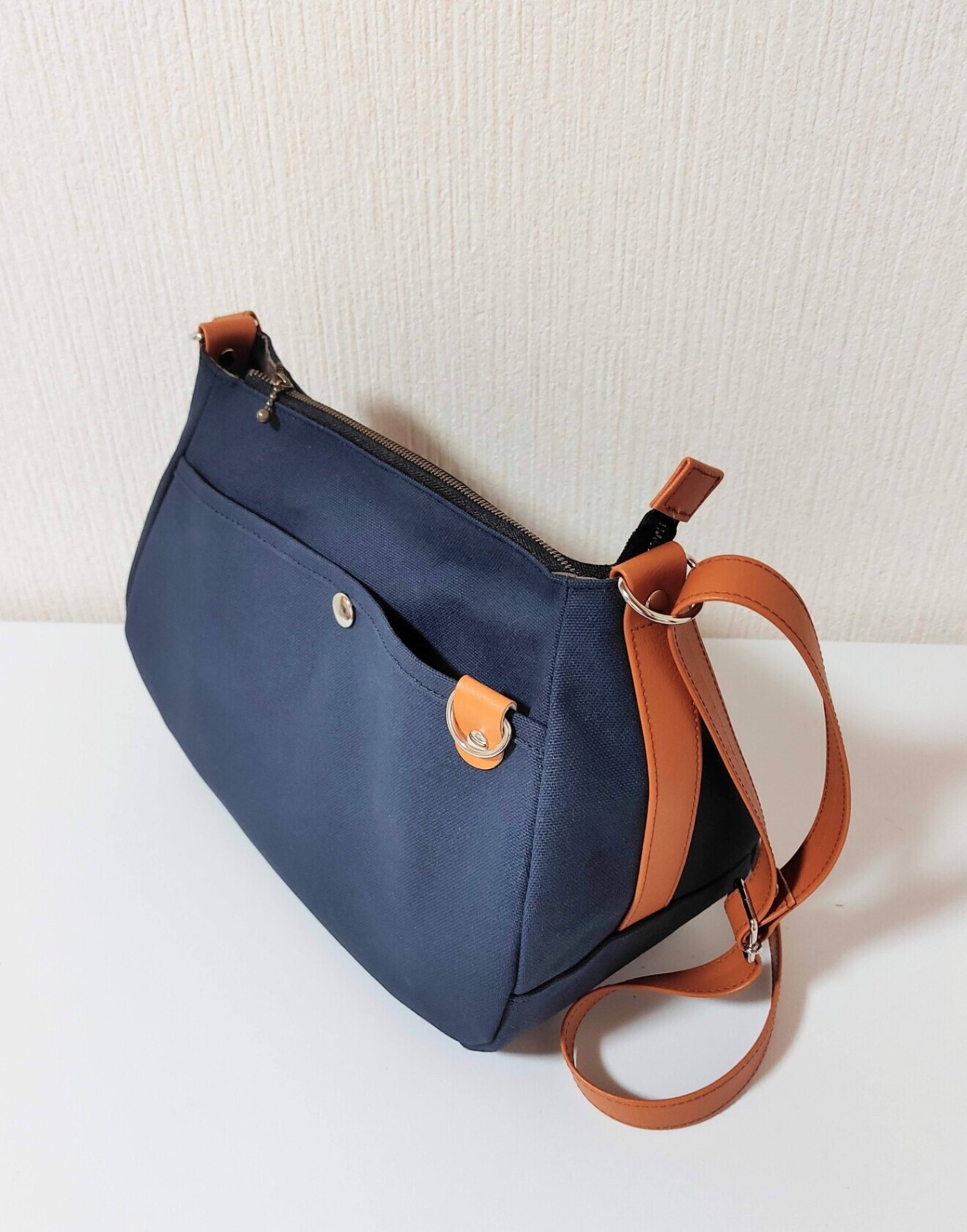 コロンと可愛い 帆布のマチ広ショルダーバッグ　ネイビー帆布×PVCキャメルベルト