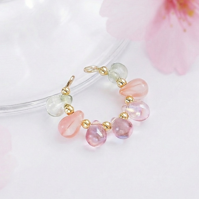 耳元に咲く桜 春色ピンク＊ドロップガラスのイヤーカフ（片耳用）