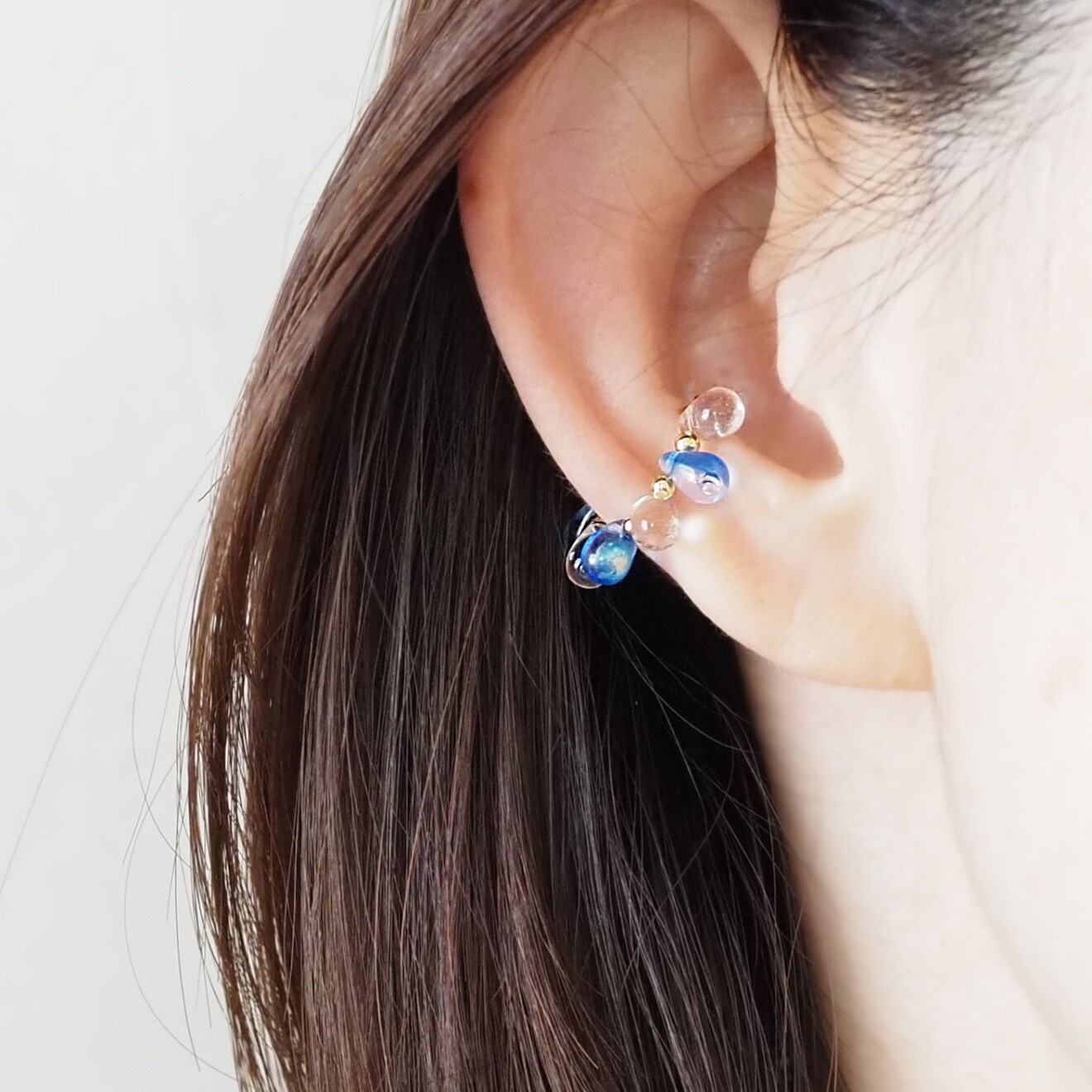 氷のように透き通る青＊水ドロップガラスのイヤーカフ（片耳用）