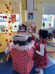 Bronntanas Rúnda: Children posting their Ticéad Draíochta