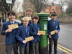 Ag seoladh litir - Christmas Carepack