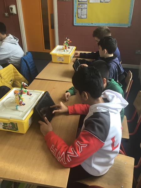 5th Class Robotics Workshop with Vince from Amazon Think Big Space
