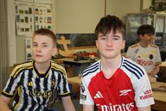 Lá na geansaithe spóirt ar son Stand4Féile