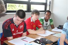 Lá na geansaithe spóirt ar son Stand4Féile