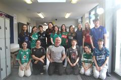 Lá na geansaithe spóirt ar son Stand4Féile