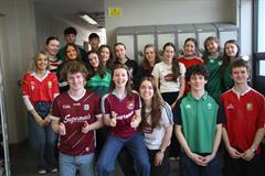 Lá na geansaithe spóirt ar son Stand4Féile