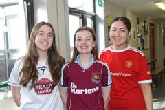 Lá na geansaithe spóirt ar son Stand4Féile
