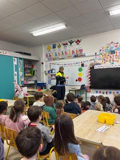 Visit from Garda Maria to Junior Infants!