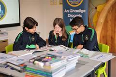 Gaelcholáiste Synge ar Tús Áite