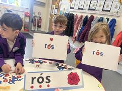 Spraoi agus Foghlaim: Fónaic i rang Na Crosóg Mhara!