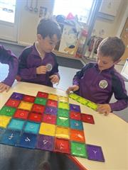 Spraoi agus Foghlaim: Fónaic i rang Na Crosóg Mhara!