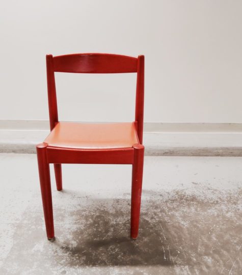En röd stol från Möbelbruket