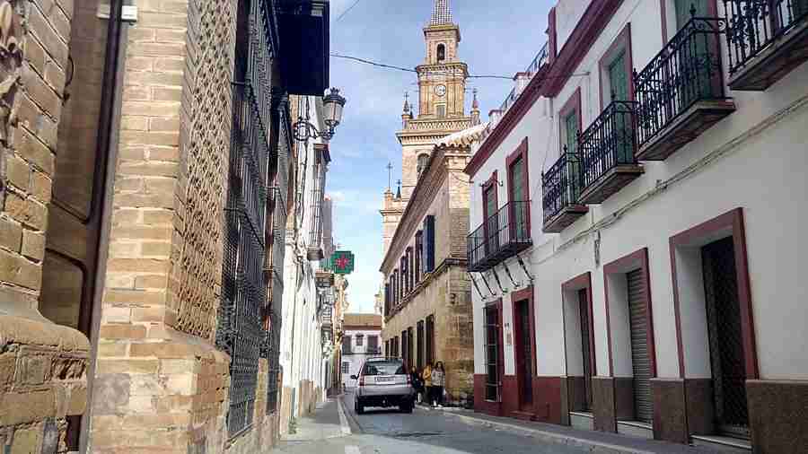 Se pueden ver las calles estrechas de Carmona, con la torre de la iglesia de fondo.