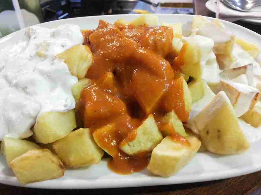 Patatas asadas con salsas de tres colores, allioli, salsa de cabrales, y salsa de tomate